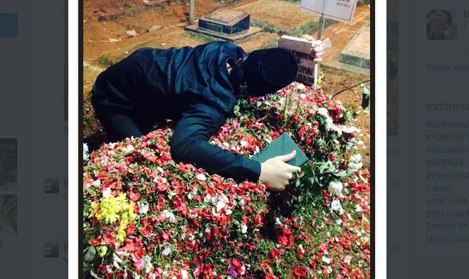 Subuh-subuh ke Makam, Billy Peluk Nisan Olga  