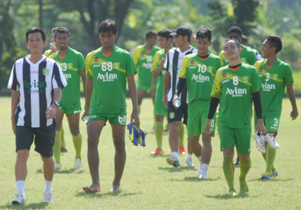 Skuat Persebaya saat berlatih (Foto: M Risyal Hidayat/Antara)