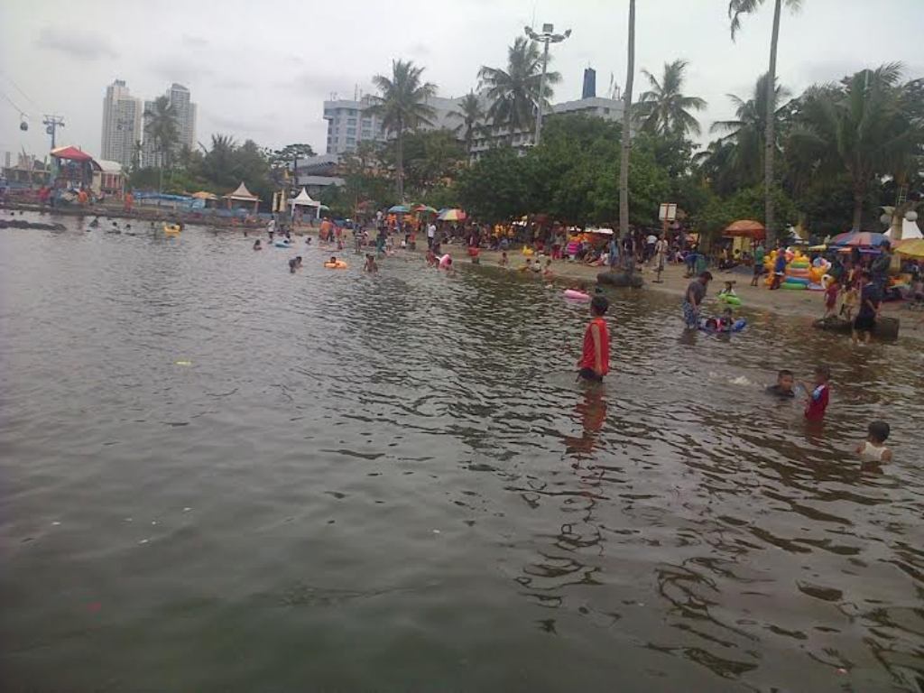 Suasana Pantai Indah, Taman Impian Jaya Ancol sepi pengunjung. (Foto: Al Abrar)