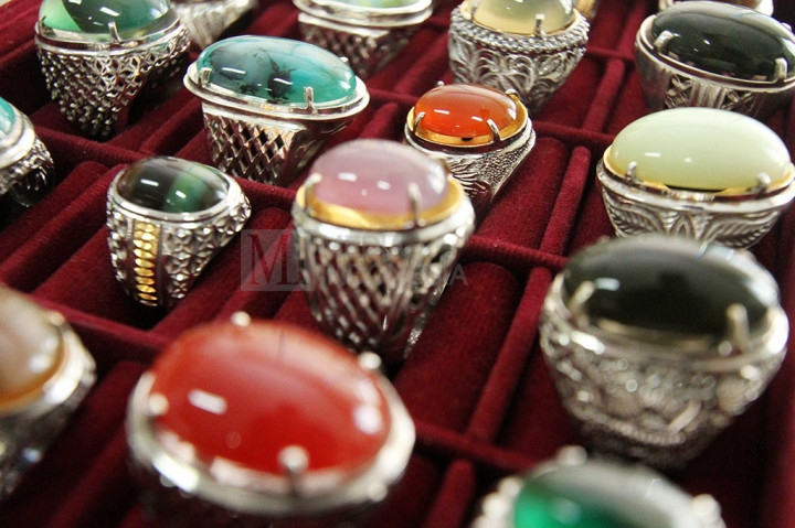 Kerajinan Batu Akik Bantu Ekonomi Masyarakat