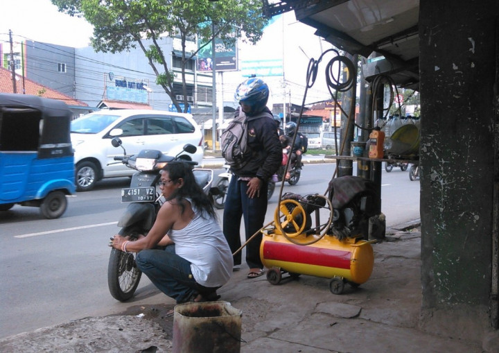 Ranjau Paku Kembali Marak, Tukang Tambal Ban Pasrah