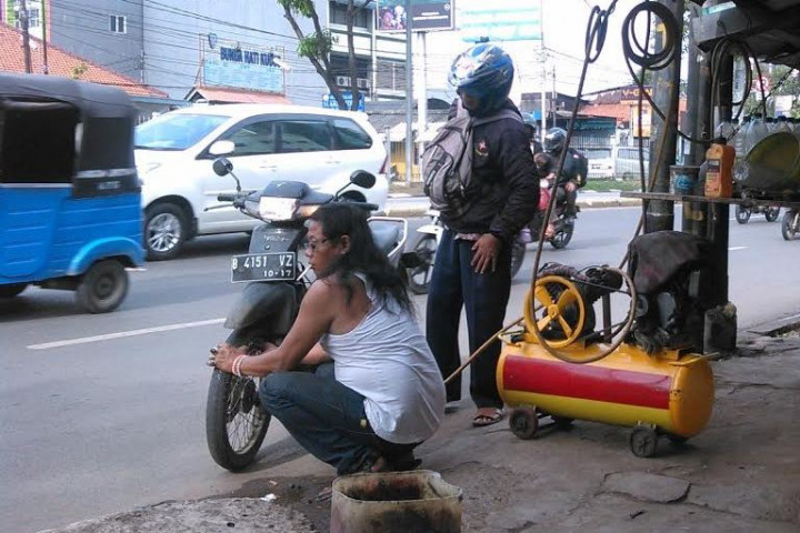 Tukang Tambal Ban Heran Ranjau Paku Berserakan di Jakarta Barat