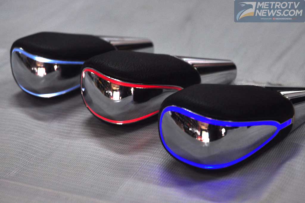 Tuas transmisi juga bisa didandani, agar interior mobil lebih berwarna. MTVN/A Harry Budiawan