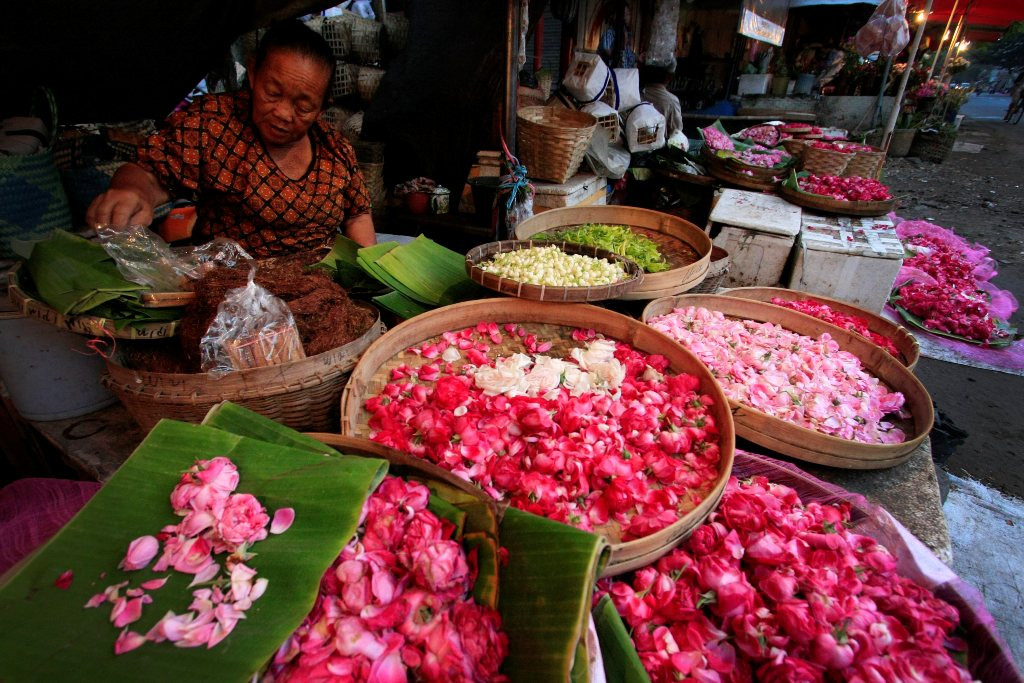 Penjual bunga reguk untung jutaan rupiah saat Paskah. ANTARA FOTO/Hafidz Novalsyah
