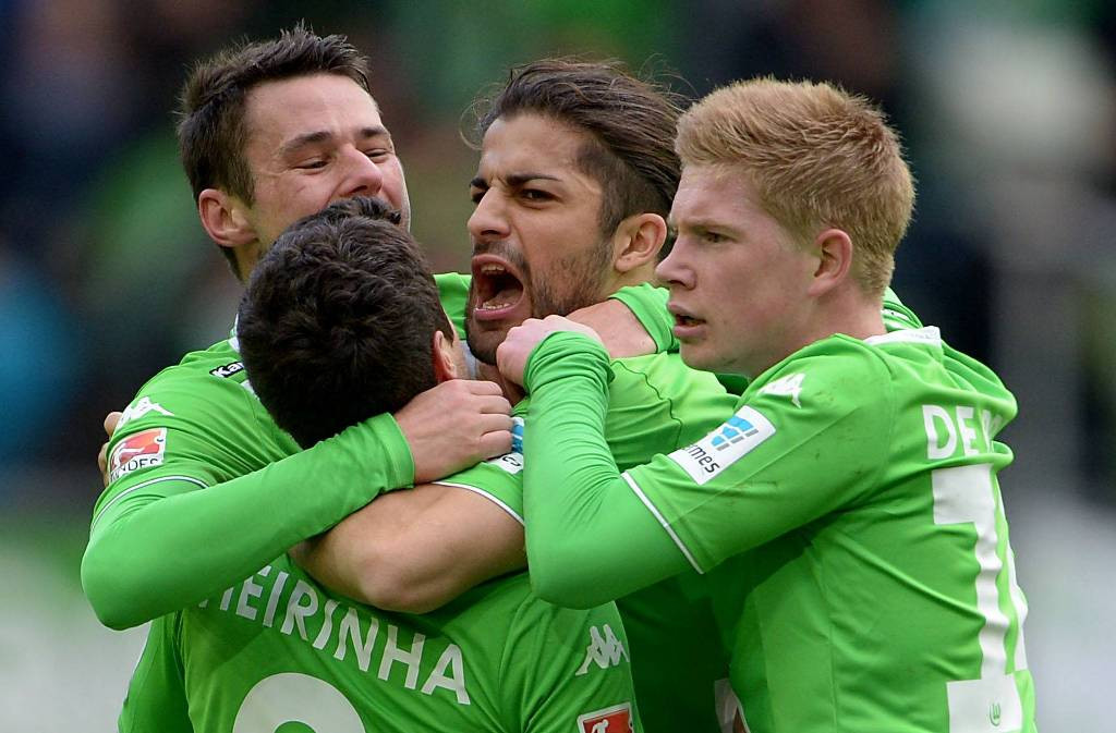 Penggawa Wolfsburg merayakan kemenangan. (Foto: AP/Peter Steffen)