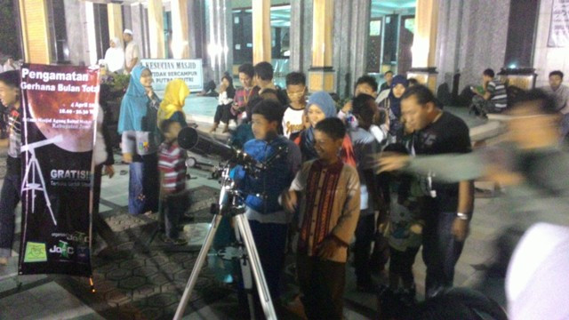 Ratusan Warga Beramai-ramai Pantau Gerhana Bulan Merah