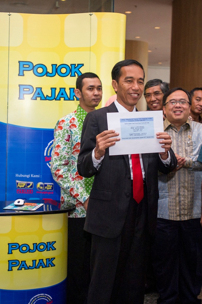  Presiden Joko Widodo didampingi Menteri Keuangan Bambang Brodjonegoro (kanan), menyerahkan surat pemberitahuan tahunan (SPT) pajak penghasilan. ANTARA FOTO/Ismar Patrizki