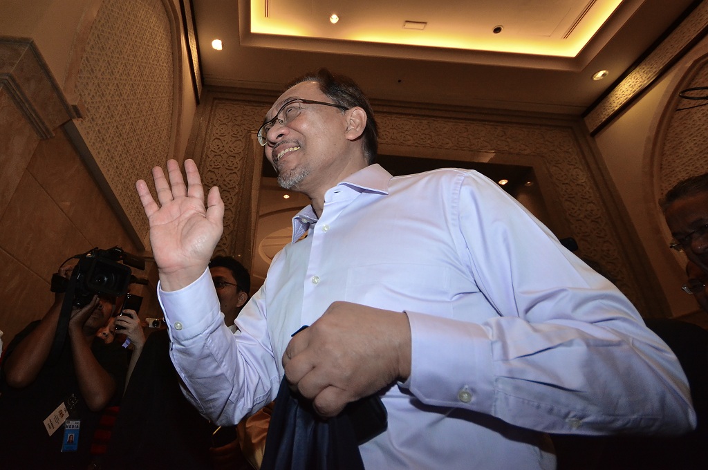 Tokoh oposisi Malaysia Anwar Ibrahim tiba di Pengadilan Federal Malaysia -- AFP / HIEKAL ROSLI