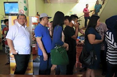 Gubernur Aher Tertangkap Kamera Ikut Antre di Warung Makan  