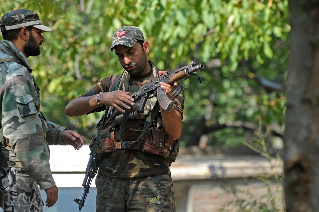 Anggota pasukan khusus India memeriksa senjata mereka di sebuah area hutan -- AFP / TAUSEEF MUSTAFA