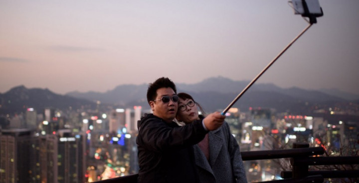 Ingin Selfie Pakai Kamera Digital? Gunakan Tongsis NIKON Ini 