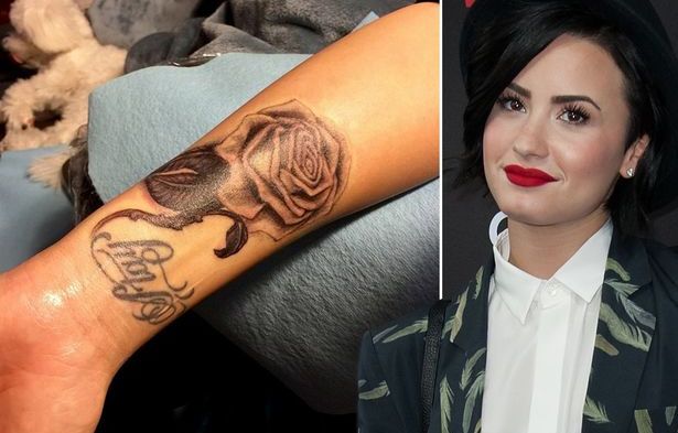 Demi Lovato Ganti Tato Kelamin dengan Bunga Mawar