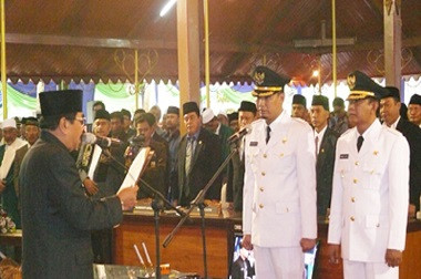 Di Mana Ra Momon 'Bupati Termuda' di Indonesia?  