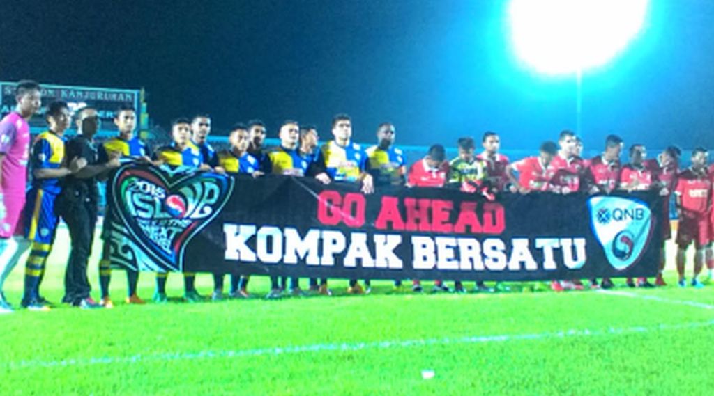 Skuat Arema bersama skuat Persija sebelum laga perdana QNB League (Dok: MTVN)