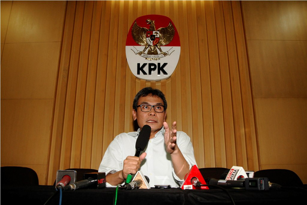 Johan Budi SP memberikan keterangan kepada wartawan di Gedung KPK, Jakarta, Rabu (8/4). Foto: MI/Rommy Pujianto