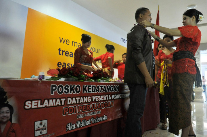 Peserta dan Karangan Bunga Mulai Meriahkan Kongres IV PDI Perjuangan 