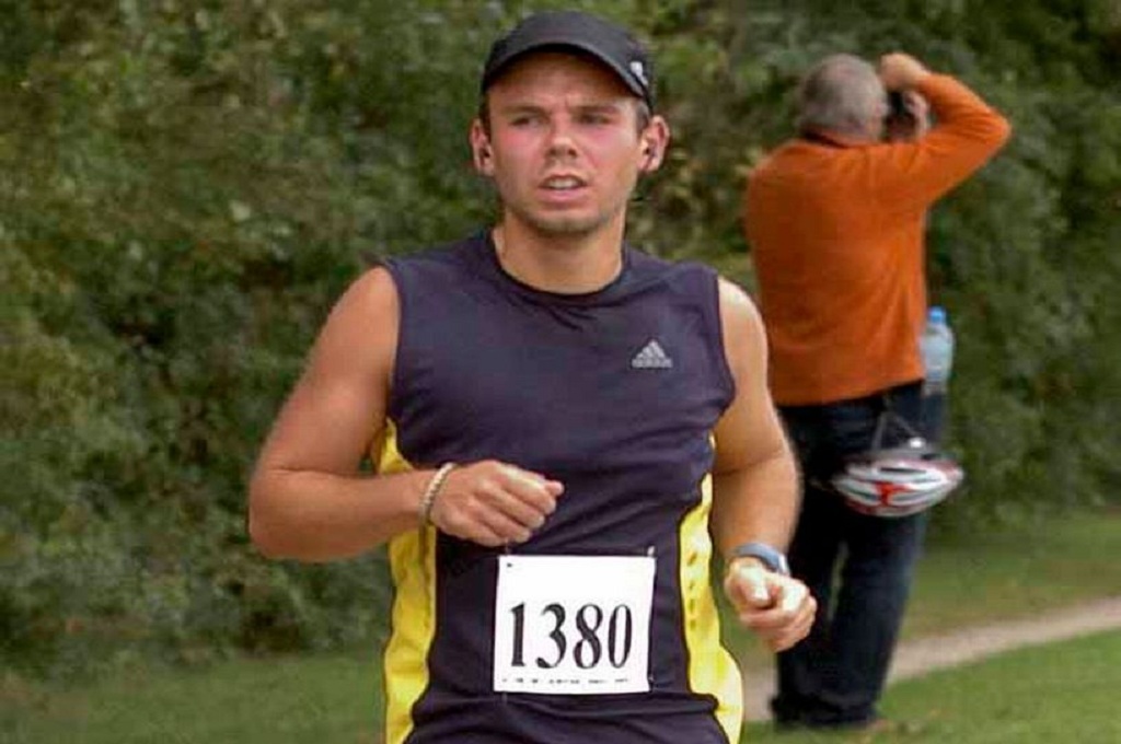 Kopilot Germanwings 4U 9525 Andreas Lubitz saat mengikuti lomba lari di Hamburg, Jerman, pada 2009 - Reuters / FOTO TEAM MUELLER 
