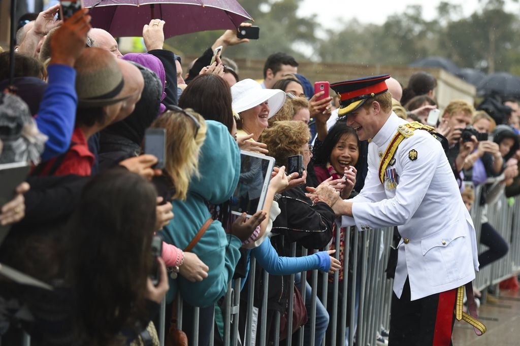 Pangeran Harry  disambut warga Australia di acara War Memorial di Canberra 6 April 2015. Foto: AFP/Lukas Coch