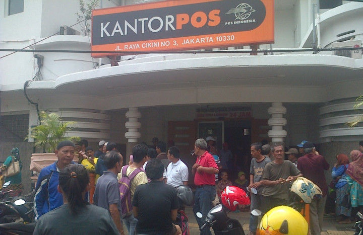 Ratusan Warga Antre Pencairan Dana PSKS di Kantor Pos Cikini