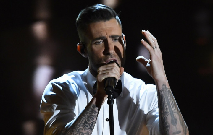 Seorang Wanita Nekat Peluk Adam Levine di Panggung 