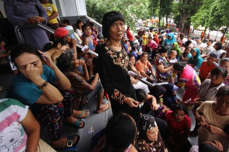 Ribuan Warga Miskin Berdesakan di Kantor Pos Cimahi