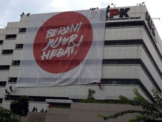 Digelandang ke Rutan, Adriansyah Malah Pamer Senyum 