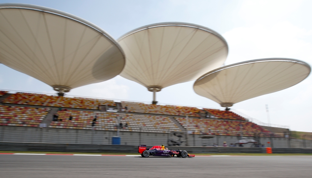 Pebalap Red Bull Daniel Ricciardo ketika melakoni sesi latihan pertama GP F1 Tiongkok  (AP Photo/Toru Takahashi)