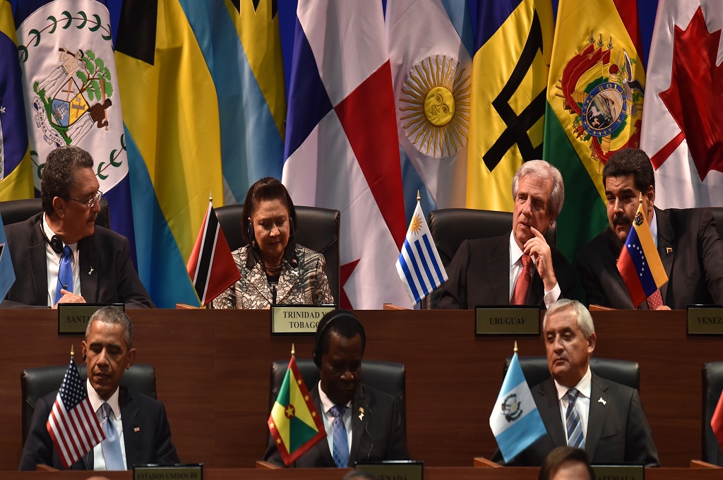 Presiden AS Barack Obama (pojok kiri depan) dan Presiden Venezuela (pojok kanan belakang) sempat bertemu di sela-sela KTT Negara Amerika di Panama, Sabtu (11/4/2015 -- AFP / RODRIGO ARANGUA