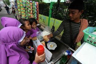 Mengandung Zat Berbahaya, DKI Diminta Keluarkan Perda Jajanan Sekolah 