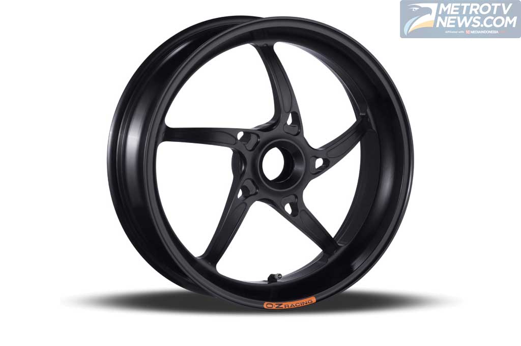 Bersihkan velg motor pakai oli, bisa bikin velg seperti baru lagi. Bikehps