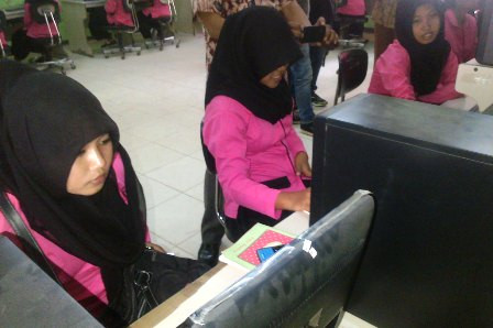 Kokom Paksa Ikut UN, Meski Kaki Terluka