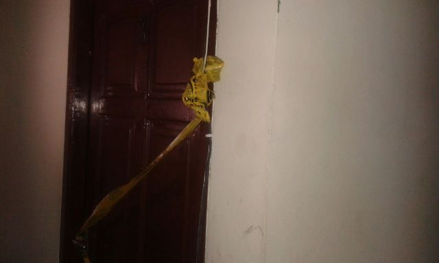 Pintu bekas kamar Deudeuh dipagari garis polisi.MTVN/Aedy Azeza Ulfi