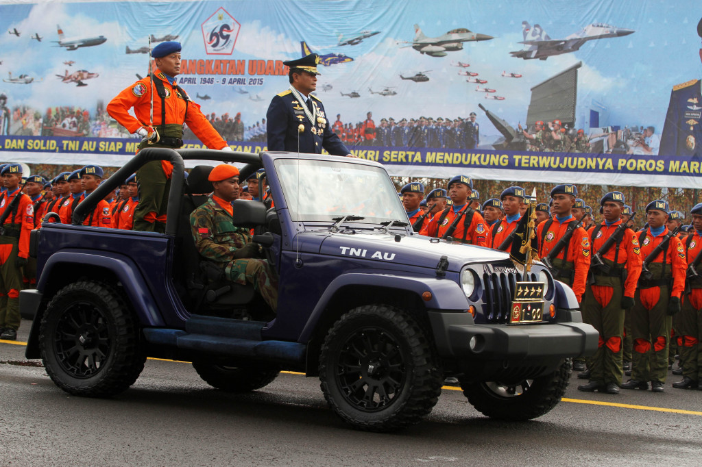 Agus Supriatna memeriksa pasukan upacara dalam peringatan Hari Ulang Tahun ke-69 TNI AU, Kamis (9/4). MI/Immanuel