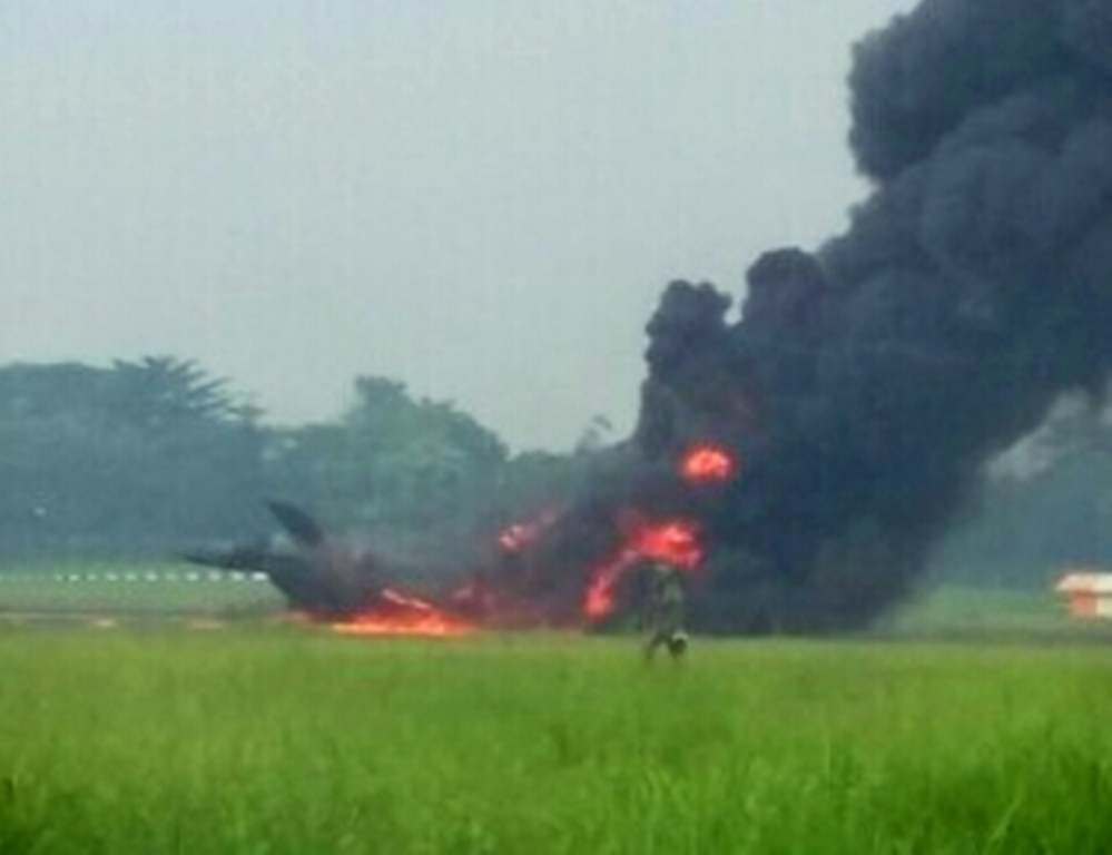 Pesawat F-16 terbakar di Pangkalan Udara Halim Perdanakusuma. Foto: MTVN.com.