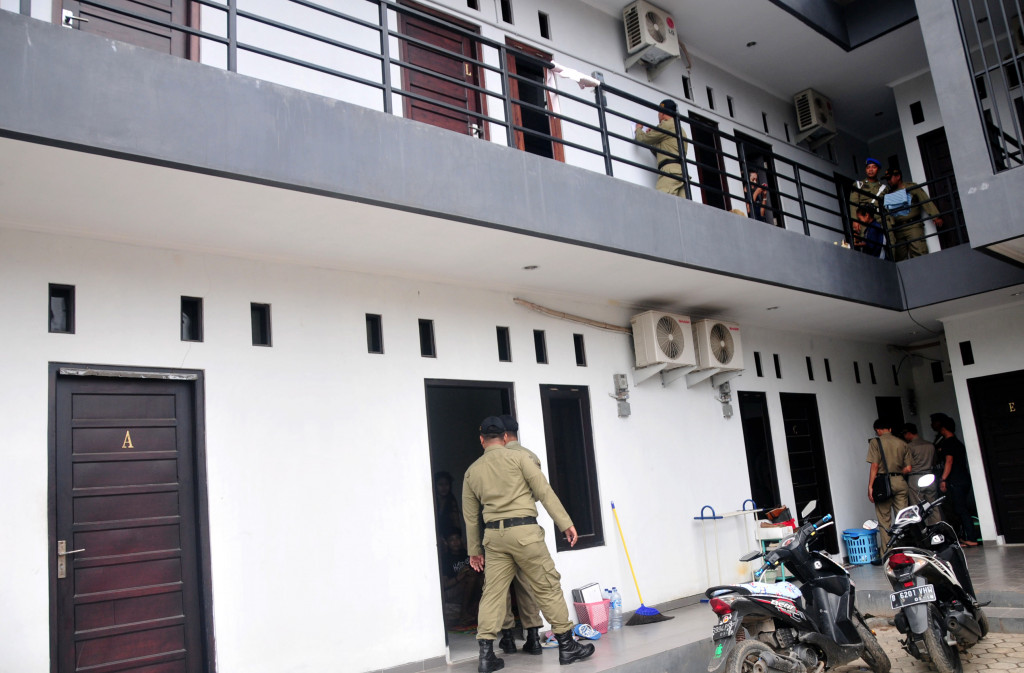Petugas Satpol PP merazia kamar kos di Tegal, Jawa Tengah, Senin (26/1). Antara Foto/Oky Lukmansyah