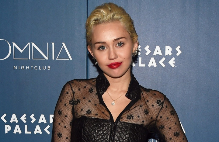 Miley Cyrus Jalan-jalan Pakai Celana Super Pendek