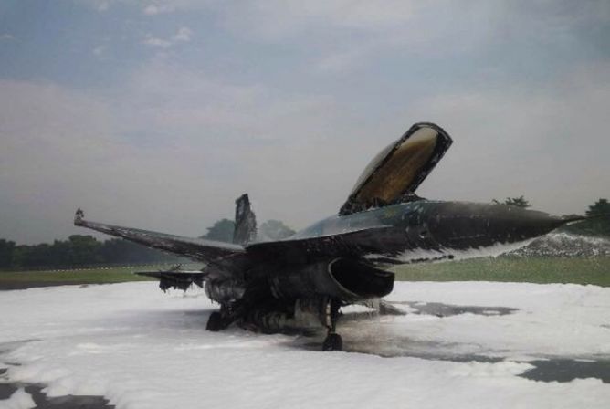 Jet tempur F16 yang terbakar di Halim Perdanakusuma (Foto: Twitter)