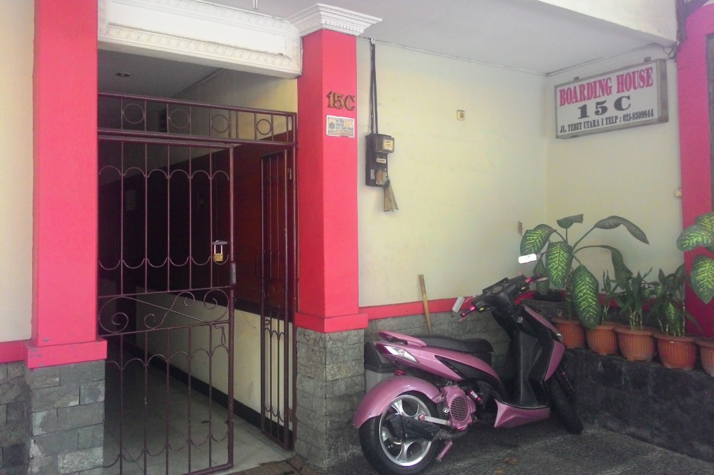 Citra tidak baik melekat pada Boarding House, tempat Deudeuh Alfi Sahrin alias Tata ditemukan tewas dibunuh teman kencannya. Foto: Arga Sumantri