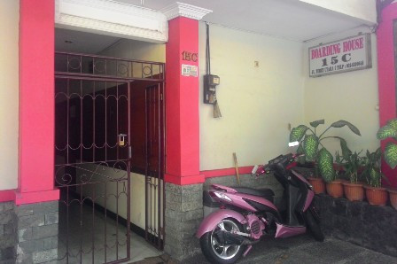 Citra Miring Boarding House, Indekos Deudeuh