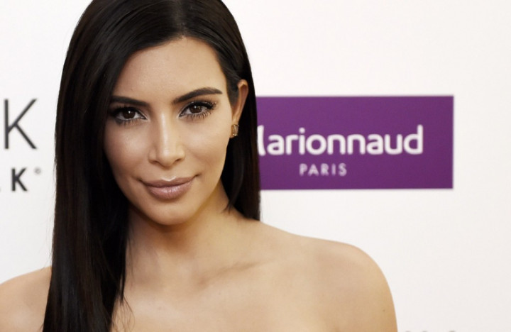 Kim Kardashian Sertakan Foto Syur di Buku 