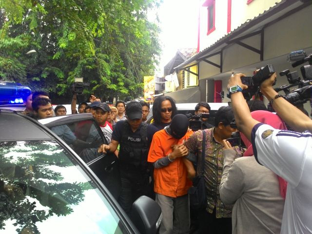 Prio Santoso (baju merah) menjalani prarekonstruksi kasus pembunuhan Deudeuh di kosan Boarding House Tebet, Jumat (17/4/2015).MTVN/Arga Sumantri