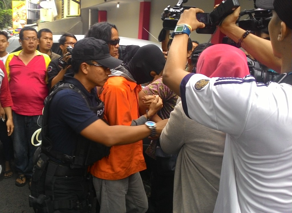 Prio dibawa ke lokasi ia membunuh Deudeuh. Foto: MTVN/Arga Sumantri