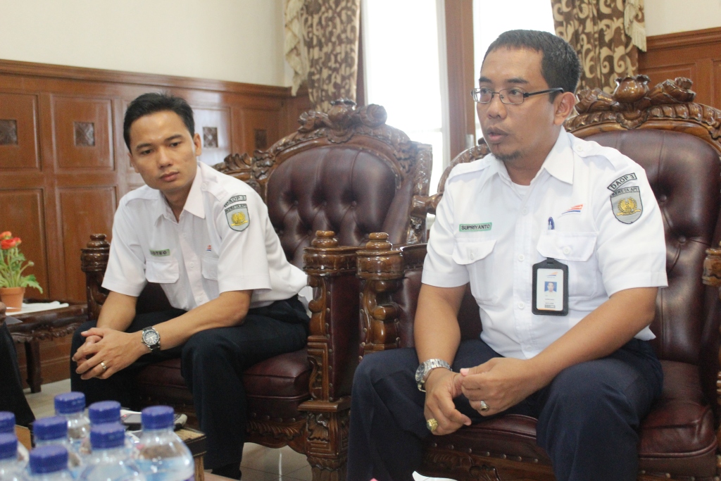 Kepala Humas Daop 3 Cirebon, Supriyanto (kanan). Foto: Ahmad Rofahan