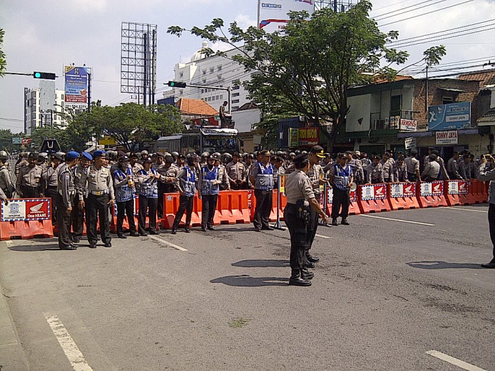 Bonek 1927 Mendekat ke Area Kongres, Polisi Pasang Kawat Berduri