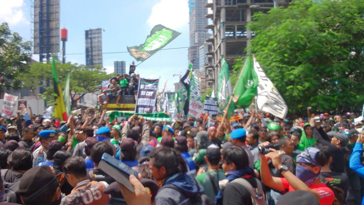 Puluhan Ribu Bonekmania Unjuk Rasa di Dekat Lokasi KLB PSSI