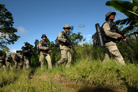 Warga Poso Lepas Prajurit TNI di Pelabuhan