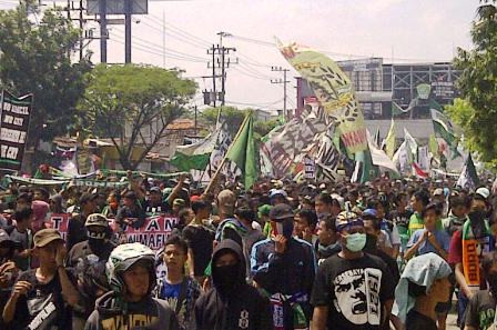 Bonek 1927 Serukan Agar tidak Pilih Lagi Risma sebagai Wali Kota Surabaya