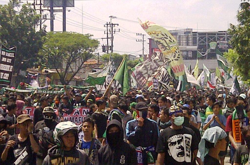 Bonek ketika berdemonstrasi, Sabtu (18/4/2015). Foto: Amaluddin