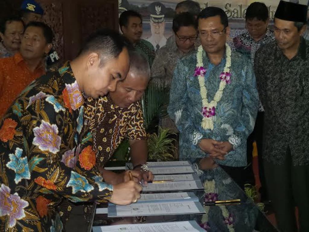 Menteri Perindustrian Saleh Husin menyaksikan penandatanganan kontrak pembelian garam petani oleh perusahaan industri pemakai garam. Foto: Husen Miftahudin