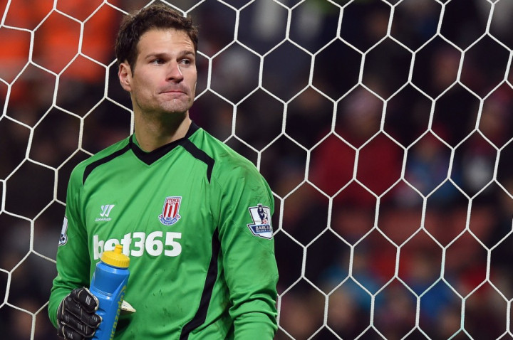 Cari Pengganti Handanovic, Inter Bidik Kiper Bosnia Ini